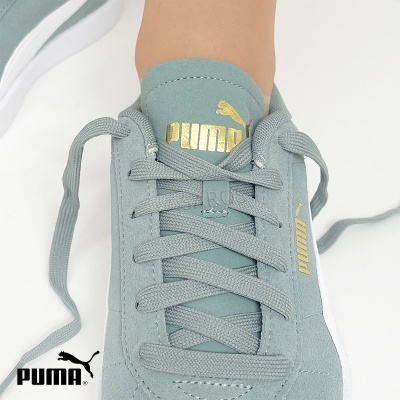Tênis Puma cinza claro com detalhes dourados e sola branca