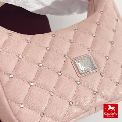 Mala rosa matelassé com tachas prateadas e placa metálica Cavalinho Penafiel