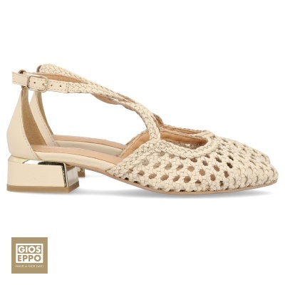 Sapato de mulher creme com salto baixo metálico e parte superior trançada.