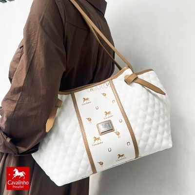Mala branca Cavalinho com padrão acolchoado e detalhes castanhos