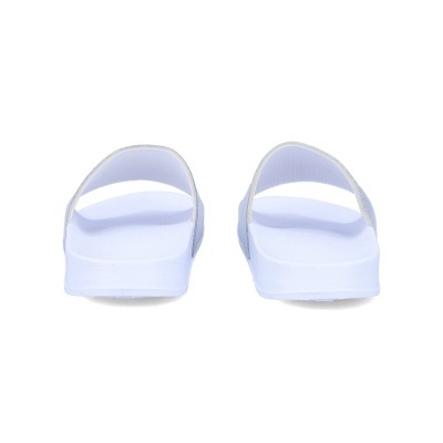 Chinelos brancos vistos de trás