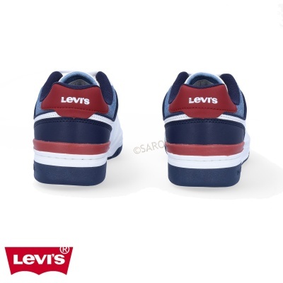 Par de sapatilhas Levi's azul escuro, vermelho e branco vistas por trás com logo Levi's