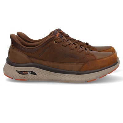 Ténis marrons Skechers em couro com sola cinza e detalhes laranja