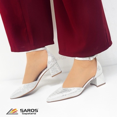 Sapatos prateados de salto médio com tira no tornozelo e padrão texturizado