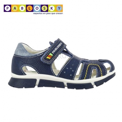 Sandália infantil azul escuro com fecho de velcro Pablosky.