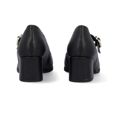 Sapatos pretos de salto grosso vistos de trás