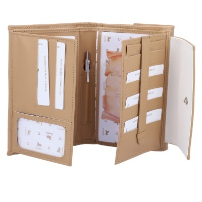 Carteira bege em pele com vários compartimentos e etiquetas HANDMADE IN PORTUGAL