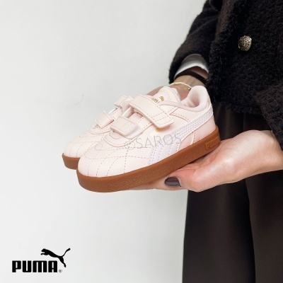 Sapatilhas infantis Puma cor de rosa com sola castanha e fechos de velcro