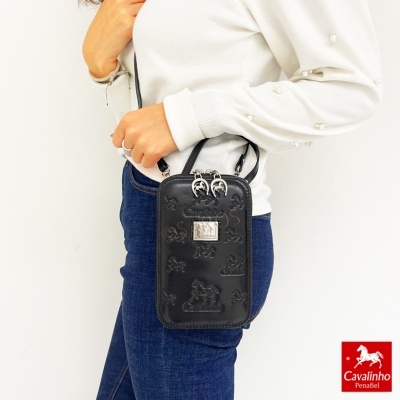 Bolsa preta de couro com padrão em relevo da marca Cavalinho