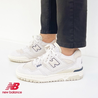 Ténis New Balance modelo 550 em branco e cinza claro com detalhes pretos