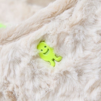 tecido peludo creme com figura verde neon sorridente