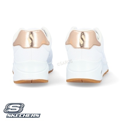 Sapatilhas brancas Skechers com detalhe dourado atrás vistas de trás