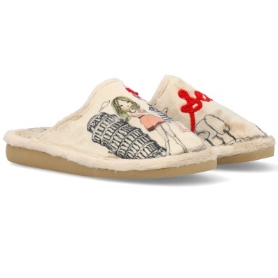 Chinelos acolchoados castanhos com desenhos coloridos e pelo bege