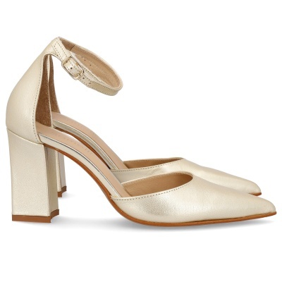 Sapatos de salto alto creme com tira no tornozelo e biqueira fina