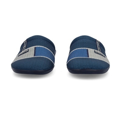 Pantufas azuis com padrão em tons de azul e cinza em fundo branco