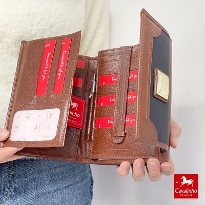 Carteira Cavalinho Penafiel em pele castanha e preta com múltiplos compartimentos