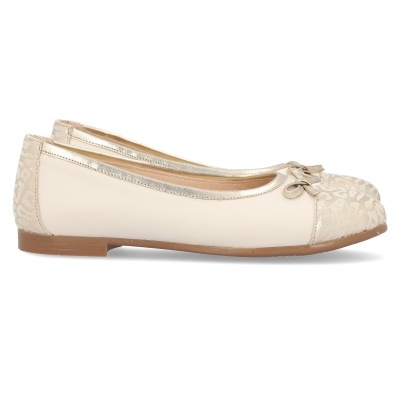 Sapatilha feminina bege com renda e laço sobre fundo branco