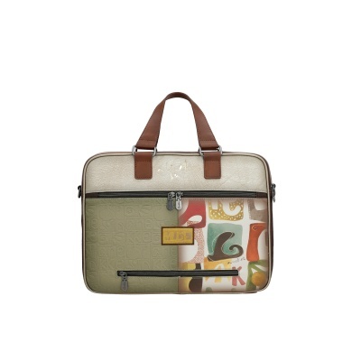 Pasta de mão colorida com padrões geométricos e alças castanhas