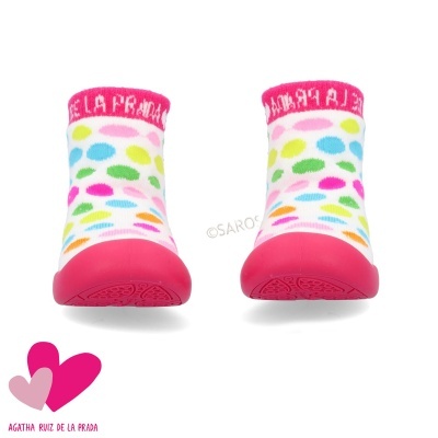 Sapatilhas meias coloridas com sola rosa e texto Agatha Ruiz de la Prada