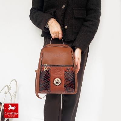 Mochila castanha Cavalinho com detalhes em padrão de pele de réptil e fechos dourados