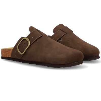 Chinelos tipo mule castanhos em pele camurça com fivela dourada e sola de cortiça