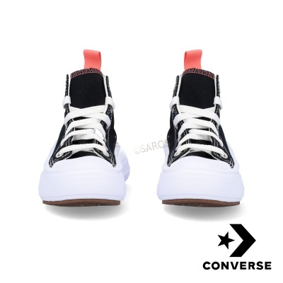 Sapatilhas Converse pretas e brancas com sola grossa e detalhe rosa no calcanhar