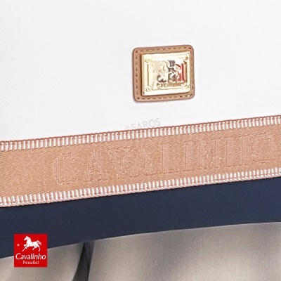 Bolsa branca com faixa bege e detalhe dourado, logo Cavalinho Penafiel