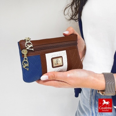 Carteira Cavalinho azul, branco e castanho com fecho zip e pendentes metálicos CV