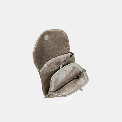 Carteira pequena em pele castanha com interior forrado em tecido bege com padrão floral branco