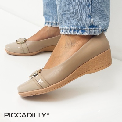 Sapatos de cunha bege com detalhe metálico e calças de ganga azul claro