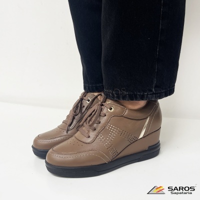 Sapatilhas castanhas em couro com detalhes dourados e sola preta em fundo branco