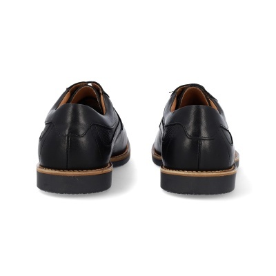 Sapatos masculinos em pele preta vistos de trás