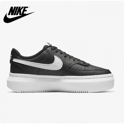 Ténis Nike Air Force 1 Pixel preto com logo branco e sola espessa branca
