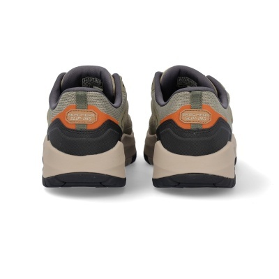 Par de sapatilhas Skechers Slip-Ins por trás, cinza, preto, bege e laranja, com sola de borracha.
