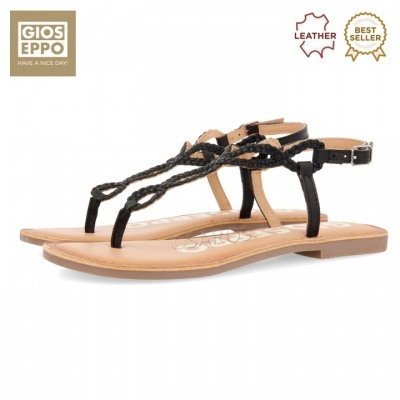 Sandálias femininas em pele preta com tiras trançadas e sola bege