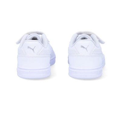 Par de ténis brancos Puma vistos de trás com logótipo cinza no calcanhar.