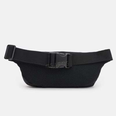 Bolsa preta com cinto ajustável e fivela de plástico em fundo branco