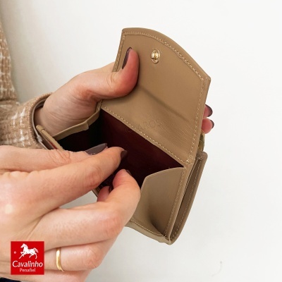 Carteira pequena bege em pele com interior bordô e botão dourado