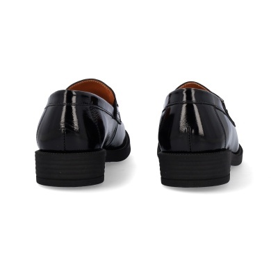 Sapatos pretos em couro brilhante vistos de trás