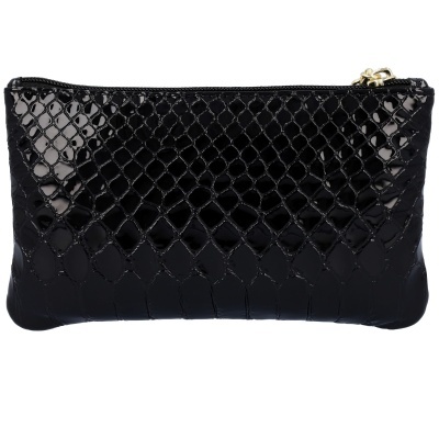 Carteira preta brilhante com padrão tipo pele e fecho zip dourado