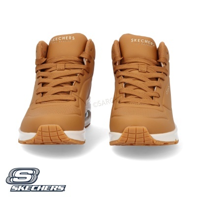 Ténis castanhos Skechers com sola branca em fundo branco