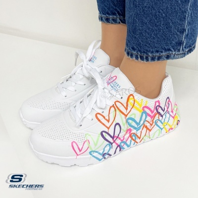 Ténis brancos Skechers com corações coloridos desenhados nas laterais