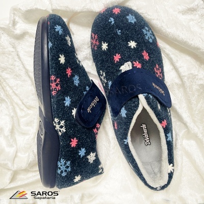 Chinelos DeValverde com padrões de flocos de neve em tecido azul escuro e sola preta