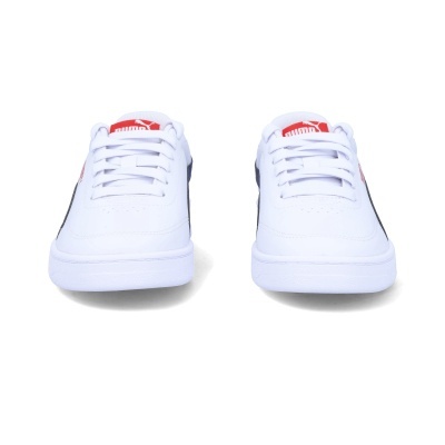 Par de sapatilhas brancas Puma com sola branca e etiqueta vermelha