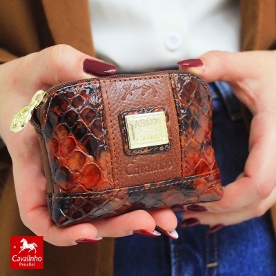 Carteira pequena de couro castanho com padrão que imita pele de réptil