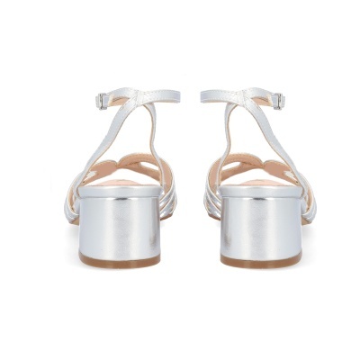 Sandálias femininas prateadas com salto médio quadrado