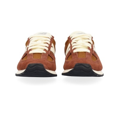 Ténis New Balance castanhos com detalhes creme e sola preta vistos de frente