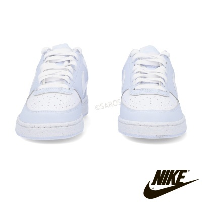 Par de sapatilhas Nike Air Force 1 brancas e cinza claro com sola branca