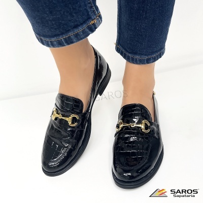 Sapatos mocassim pretos com padrão croco e detalhe dourado