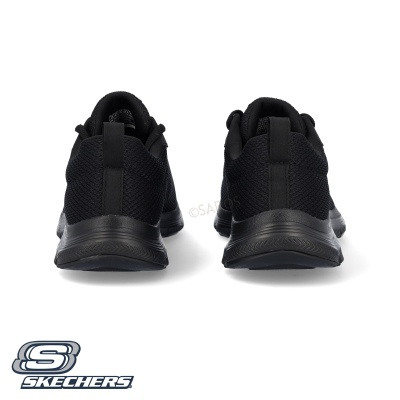 Tênis pretos Skechers vistos de trás sobre fundo branco